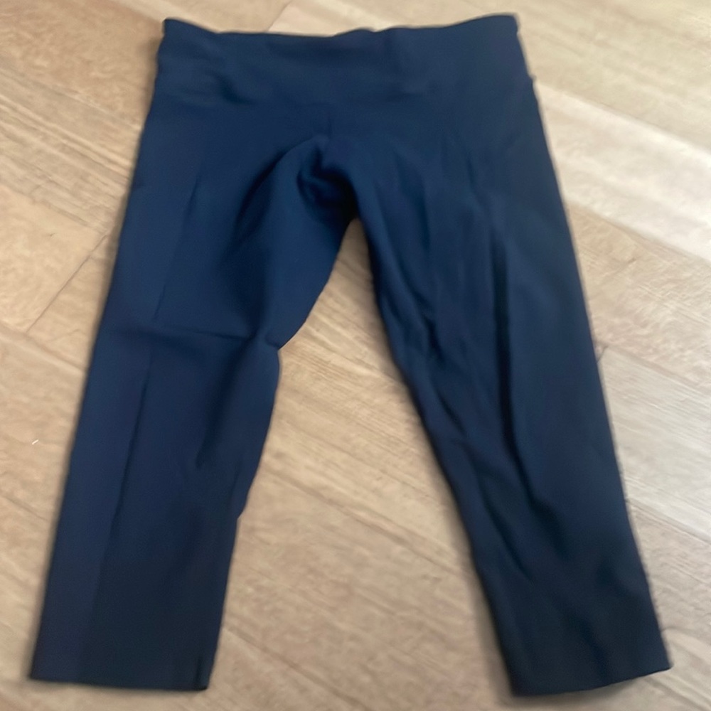 Lululemon- black, “wunder under” crop 23” seam, small back pocket